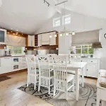 Дом отдыха 4 Bedroom Beautiful In