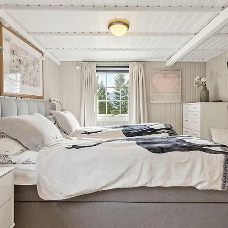 4 Bedroom Beautiful In Дом отдыха Лёдинген