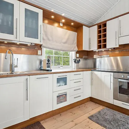 4 Bedroom Beautiful In Lodingen