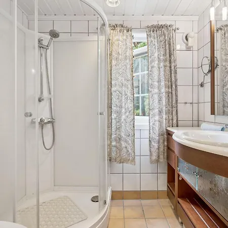 4 Bedroom Beautiful In Feriehus Lodingen