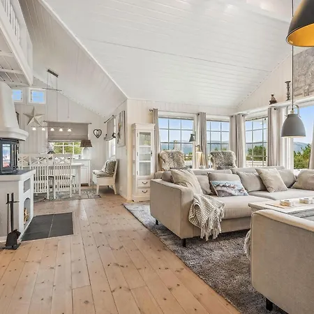 4 Bedroom Beautiful In Feriehus