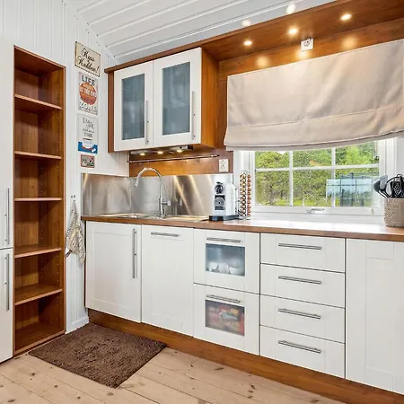 4 Bedroom Beautiful In Feriehus Lodingen