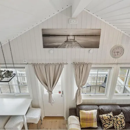 Feriehus 4 Bedroom Beautiful In Lodingen